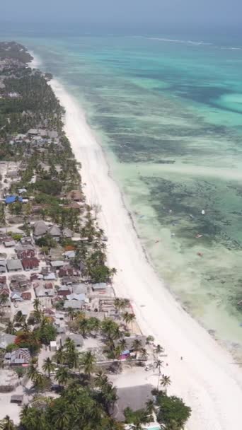 Strand aan de kust van Zanzibar eiland, Tanzania — Stockvideo