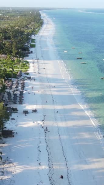 Stranden vid kusten av ön Zanzibar, Tanzania — Stockvideo