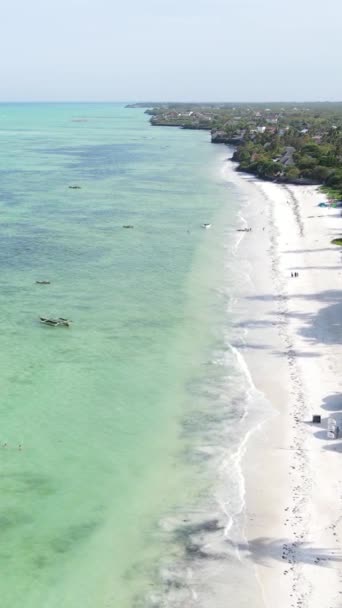 Plaża na wybrzeżu wyspy Zanzibar, Tanzania — Wideo stockowe