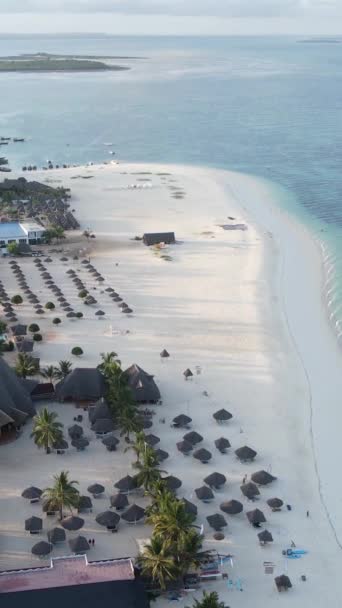 Praia na costa da ilha de Zanzibar, Tanzânia — Vídeo de Stock