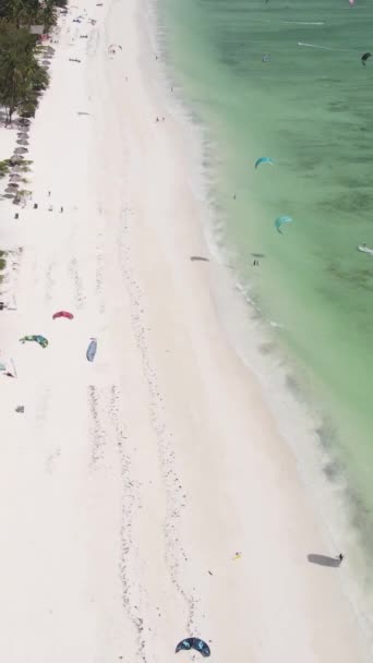 Stranden vid kusten av ön Zanzibar, Tanzania — Stockvideo