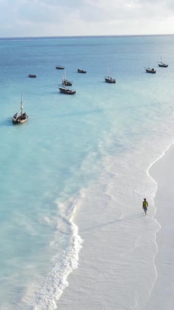 Barcă, bărci în ocean lângă coasta Zanzibar, Tanzania, mișcare lentă, video vertical — Videoclip de stoc