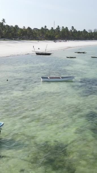 탄자니아 잔지바르 해안 근처 바다에 떠 있는 보트, 느린 동작, 수직 영상 — 비디오