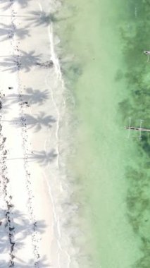 Tekne, okyanustaki tekneler Zanzibar, Tanzanya kıyısı, yavaş çekim, dikey video