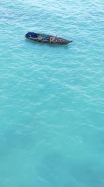 Tekne, okyanustaki tekneler Zanzibar, Tanzanya kıyısı, yavaş çekim, dikey video