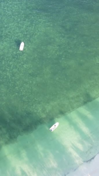 Barco, barcos en el océano cerca de la costa de Zanzíbar, Tanzania, cámara lenta, video vertical — Vídeos de Stock