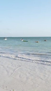 Tekne, okyanustaki tekneler Zanzibar, Tanzanya kıyısı, yavaş çekim, dikey video