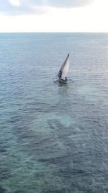 Tekne, okyanustaki tekneler Zanzibar, Tanzanya kıyısı, yavaş çekim, dikey video