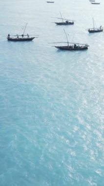 Tekne, okyanustaki tekneler Zanzibar, Tanzanya kıyısı, yavaş çekim, dikey video