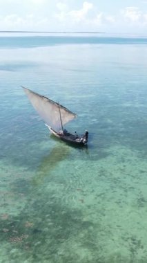 Tekne, okyanustaki tekneler Zanzibar, Tanzanya kıyısı, yavaş çekim, dikey video