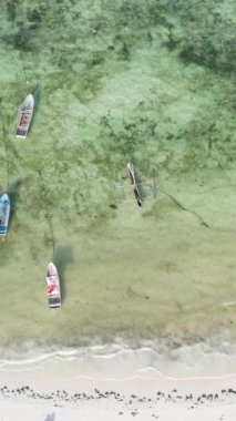 Tekne, okyanustaki tekneler Zanzibar, Tanzanya kıyısı, yavaş çekim, dikey video