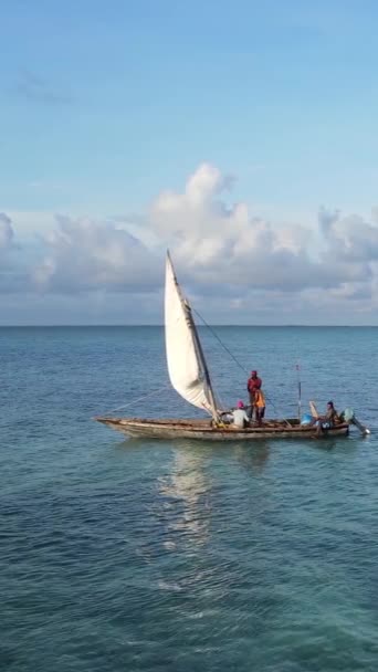 Łódź, łodzie w oceanie u wybrzeży Zanzibaru, Tanzania, zwolnione tempo, pionowe wideo — Wideo stockowe