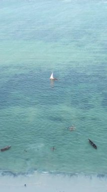 Tekne, okyanustaki tekneler Zanzibar, Tanzanya kıyısı, yavaş çekim, dikey video