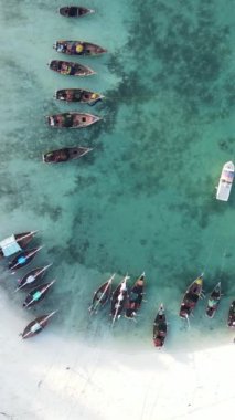 Tekne, okyanustaki tekneler Zanzibar, Tanzanya kıyısı, yavaş çekim, dikey video