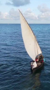 Tekne, okyanustaki tekneler Zanzibar, Tanzanya kıyısı, yavaş çekim, dikey video