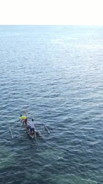 Tekne, okyanustaki tekneler Zanzibar, Tanzanya kıyısı, yavaş çekim, dikey video