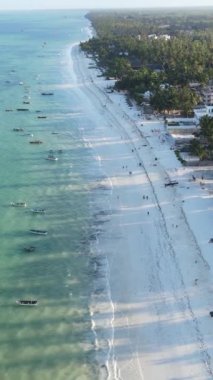 Tekne, okyanustaki tekneler Zanzibar, Tanzanya kıyısı, yavaş çekim, dikey video