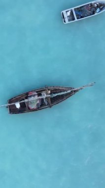Tekne, okyanustaki tekneler Zanzibar, Tanzanya kıyısı, yavaş çekim, dikey video