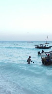 Tekne, okyanustaki tekneler Zanzibar, Tanzanya kıyısı, yavaş çekim, dikey video