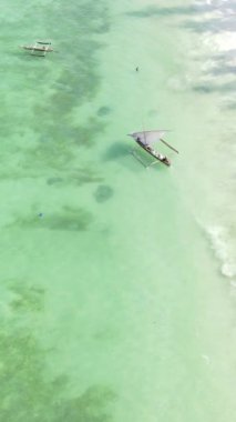 Tekne, okyanustaki tekneler Zanzibar, Tanzanya kıyısı, yavaş çekim, dikey video