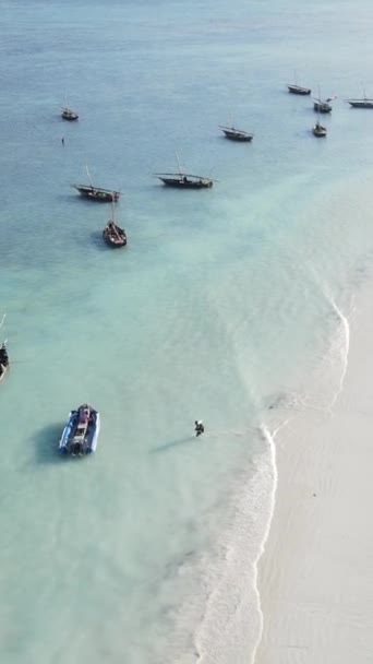 船，坦桑尼亚桑给巴尔海岸附近海域的船，慢速运动，垂直录像 — 图库视频影像