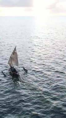Tekne, okyanustaki tekneler Zanzibar, Tanzanya kıyısı, yavaş çekim, dikey video