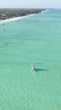 Tekne, okyanustaki tekneler Zanzibar, Tanzanya kıyısı, yavaş çekim, dikey video