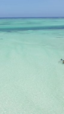 Tekne, okyanustaki tekneler Zanzibar, Tanzanya kıyısı, yavaş çekim, dikey video