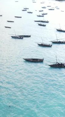 Tekne, okyanustaki tekneler Zanzibar, Tanzanya kıyısı, yavaş çekim, dikey video