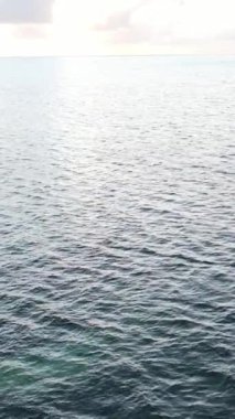 Tekne, okyanustaki tekneler Zanzibar, Tanzanya kıyısı, yavaş çekim, dikey video