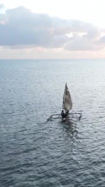 Tekne, okyanustaki tekneler Zanzibar, Tanzanya kıyısı, yavaş çekim, dikey video