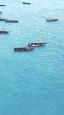 Tekne, okyanustaki tekneler Zanzibar, Tanzanya kıyısı, yavaş çekim, dikey video