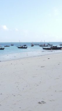 Tekne, okyanustaki tekneler Zanzibar, Tanzanya kıyısı, yavaş çekim, dikey video