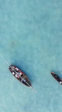 Tekne, okyanustaki tekneler Zanzibar, Tanzanya kıyısı, yavaş çekim, dikey video