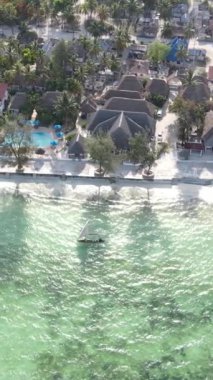Tekne, okyanustaki tekneler Zanzibar, Tanzanya kıyısı, yavaş çekim, dikey video