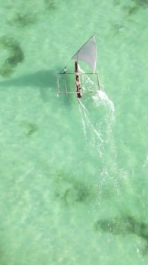 Tekne, okyanustaki tekneler Zanzibar, Tanzanya kıyısı, yavaş çekim, dikey video