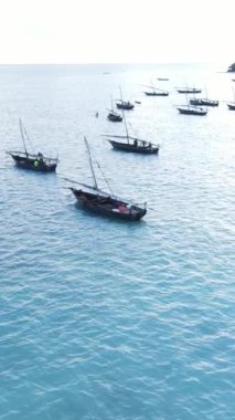 Tekne, okyanustaki tekneler Zanzibar, Tanzanya kıyısı, yavaş çekim, dikey video