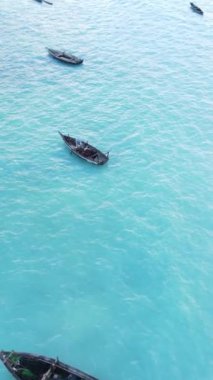 Tekne, okyanustaki tekneler Zanzibar, Tanzanya kıyısı, yavaş çekim, dikey video