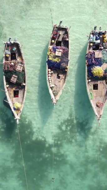Barcos, barcos no oceano perto da costa de Zanzibar, Tanzânia, câmera lenta, vídeo vertical — Vídeo de Stock