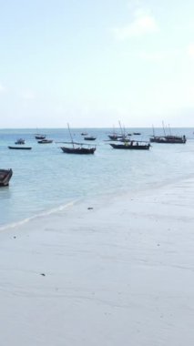 Tekne, okyanustaki tekneler Zanzibar, Tanzanya kıyısı, yavaş çekim, dikey video