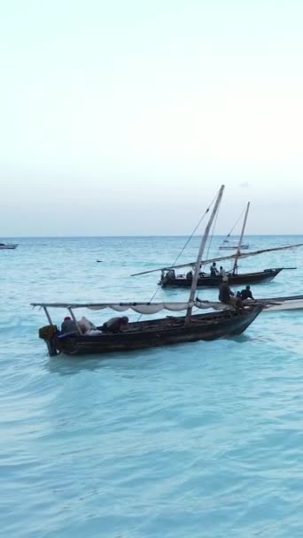 Barco, barcos en el océano cerca de la costa de Zanzíbar, Tanzania, cámara lenta, video vertical — Vídeo de stock