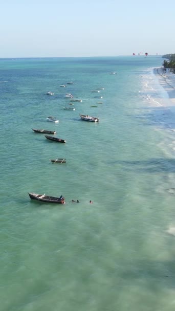Σκάφος, βάρκες στον ωκεανό κοντά στην ακτή της Ζανζιβάρης, Τανζανία, αργή κίνηση, κάθετη βίντεο — Αρχείο Βίντεο
