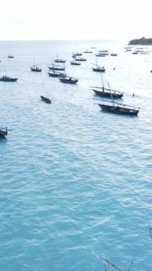 Tekne, okyanustaki tekneler Zanzibar, Tanzanya kıyısı, yavaş çekim, dikey video