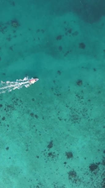 Човен, човни в океані біля узбережжя Занзібару, Танзанія, повільний рух, вертикальне відео — стокове відео