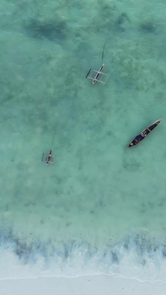 Barco, barcos en el océano cerca de la costa de Zanzíbar, Tanzania, cámara lenta, video vertical — Vídeos de Stock