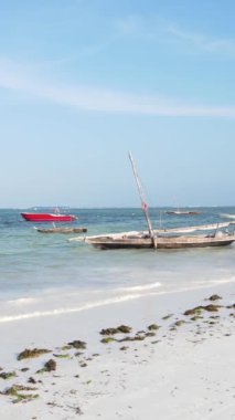 Tekne, okyanustaki tekneler Zanzibar, Tanzanya kıyısı, yavaş çekim, dikey video