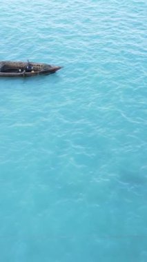 Tekne, okyanustaki tekneler Zanzibar, Tanzanya kıyısı, yavaş çekim, dikey video