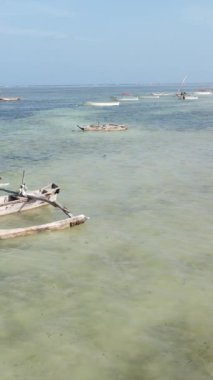Tekne, okyanustaki tekneler Zanzibar, Tanzanya kıyısı, yavaş çekim, dikey video