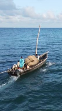Tekne, okyanustaki tekneler Zanzibar, Tanzanya kıyısı, yavaş çekim, dikey video