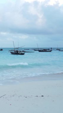Tekne, okyanustaki tekneler Zanzibar, Tanzanya kıyısı, yavaş çekim, dikey video